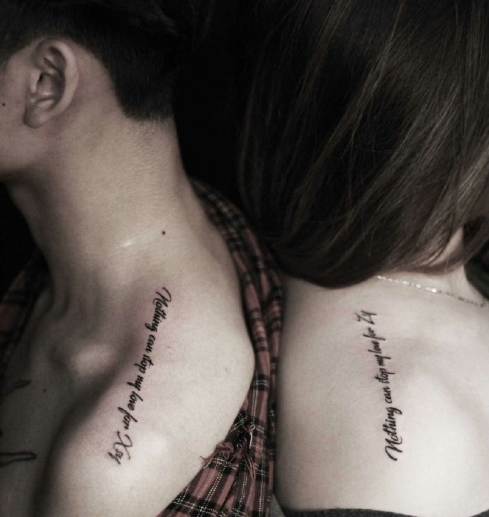肩膀处的时尚情侣英文纹身图案