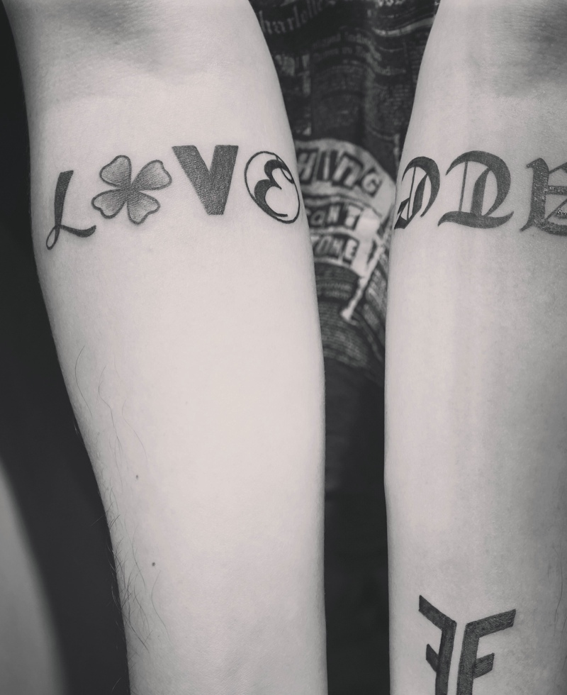 手腕上的性感耐看的英文纹身图案