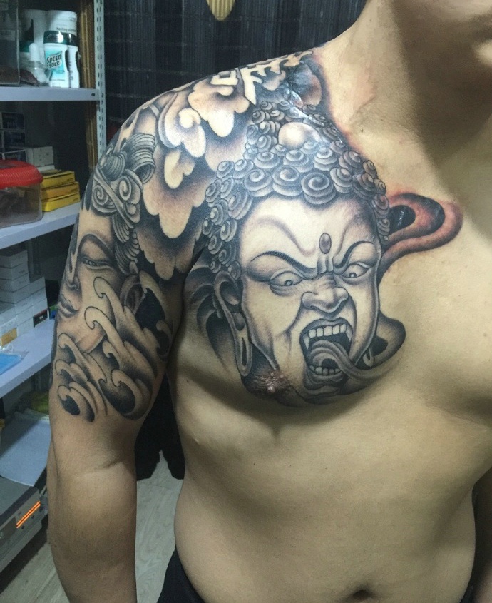 帅气无比的半甲般若纹身图案