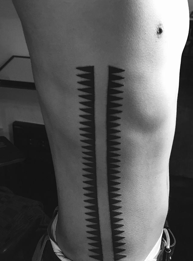 侧腰部个性黑白图腾纹身图案