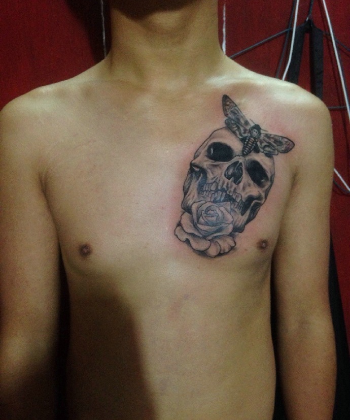 男士胸前个性小骷髅纹身图案