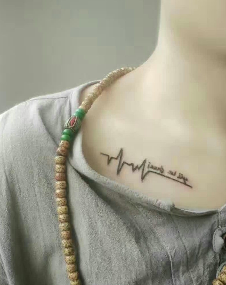 锁骨处小清新优雅英文纹身图案