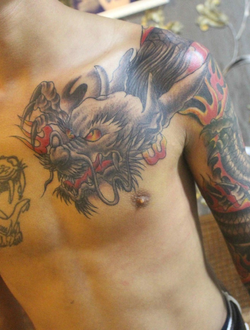 半甲彩色个性传统邪龙纹身图案