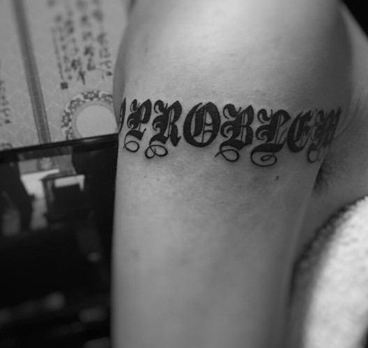 大臂花体个性英文纹身图案