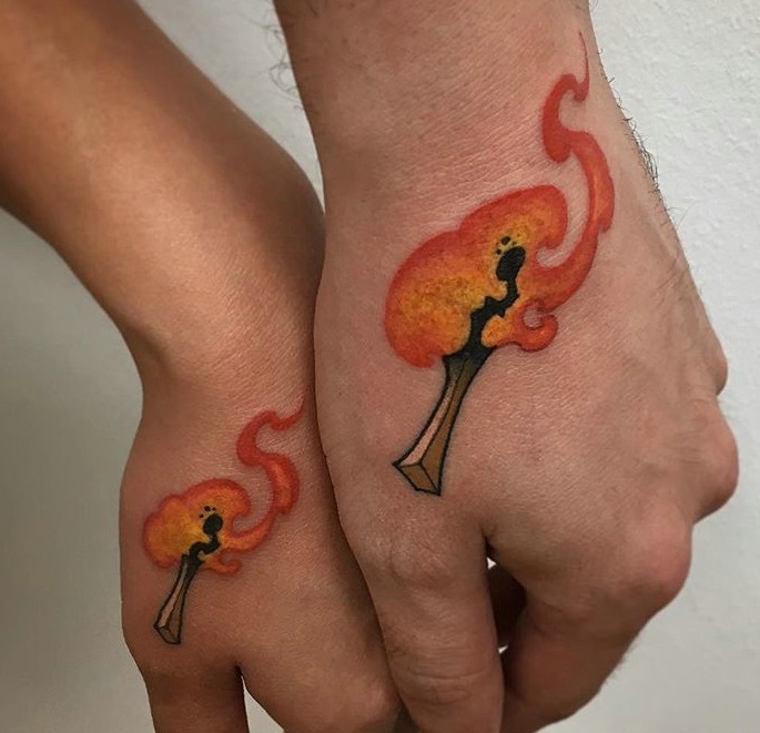 一组有趣的手背情侣纹身图案