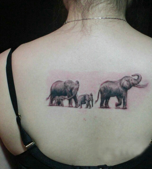 后背一家温馨的大像纹身图案