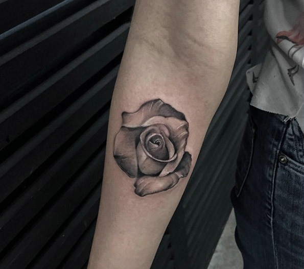 手背一朵水墨玫瑰纹身图案