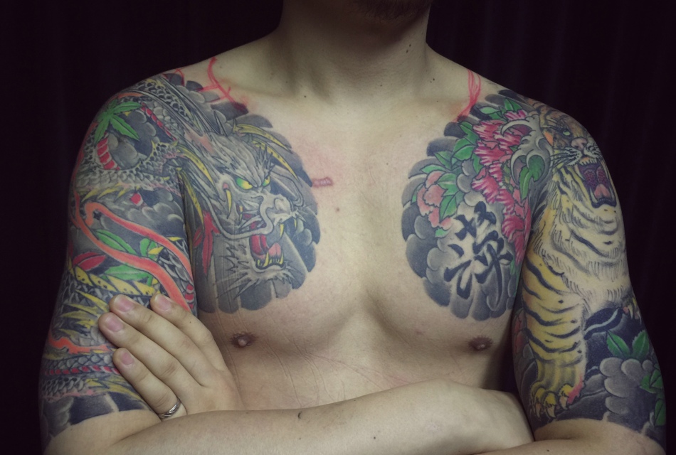 双半甲彩色邪龙纹身图案有魄力