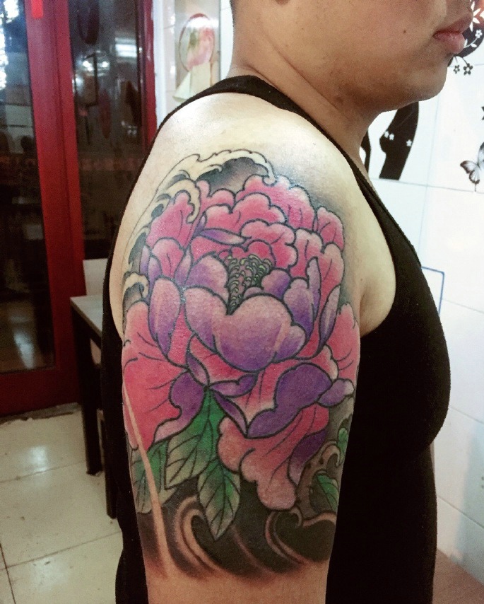 大臂惊艳鲜明的牡丹胡纹身图案