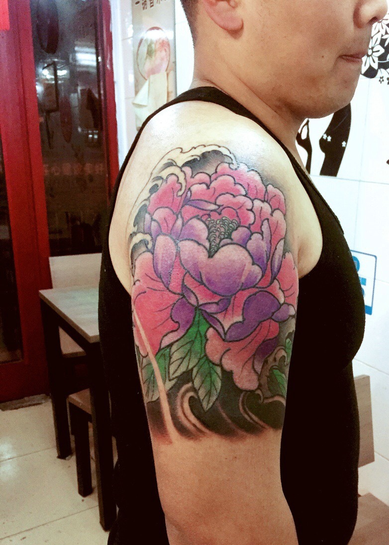 大臂惊艳鲜明的牡丹胡纹身图案