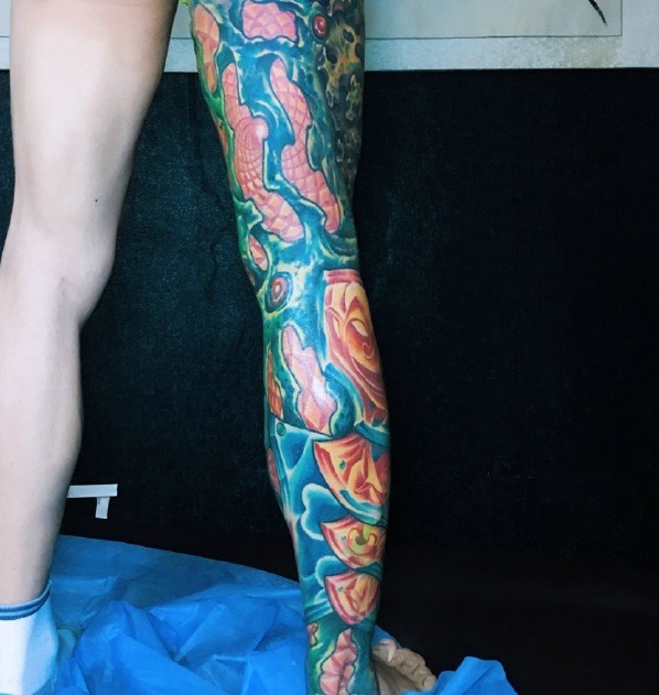 非常重口味的满小腿纹身图案