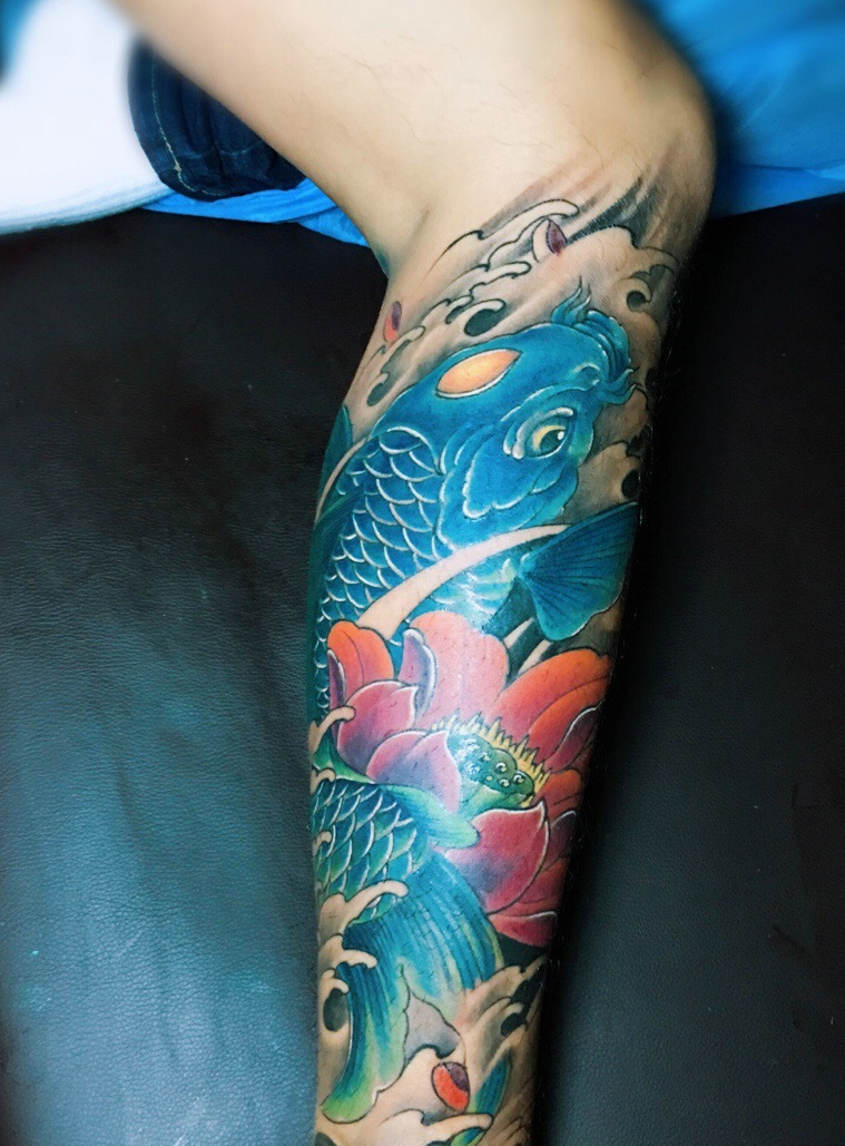 处在小腿上的彩色鲤鱼纹身图案