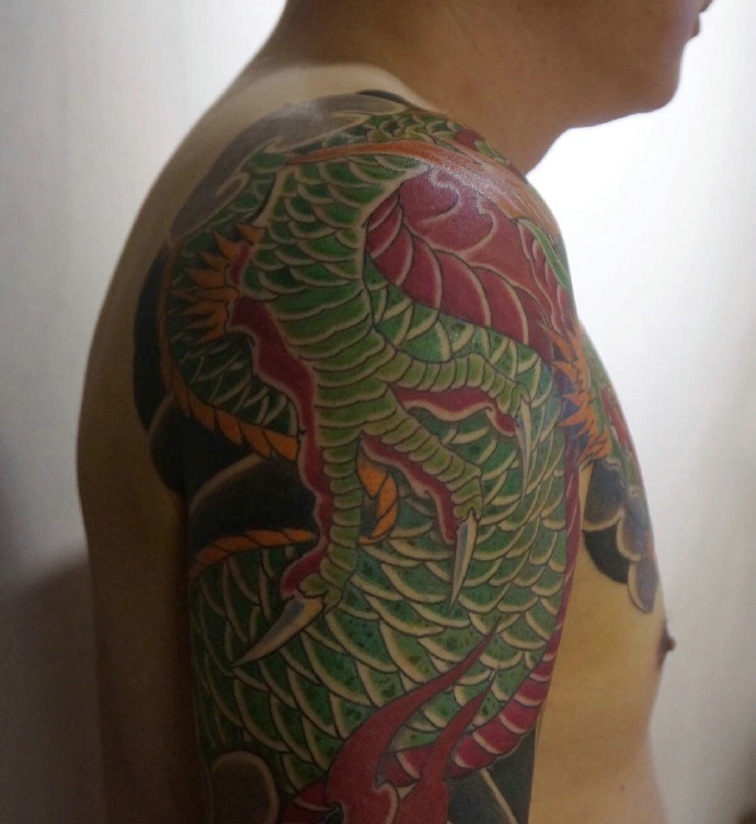 传统半甲彩色邪龙纹身图案