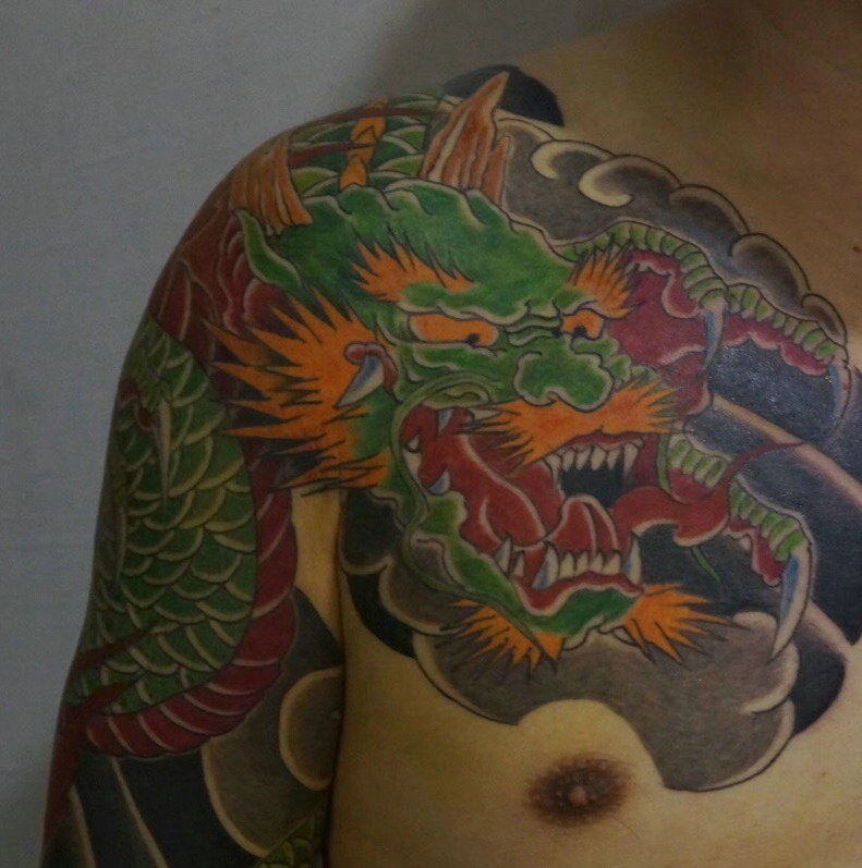 传统半甲彩色邪龙纹身图案
