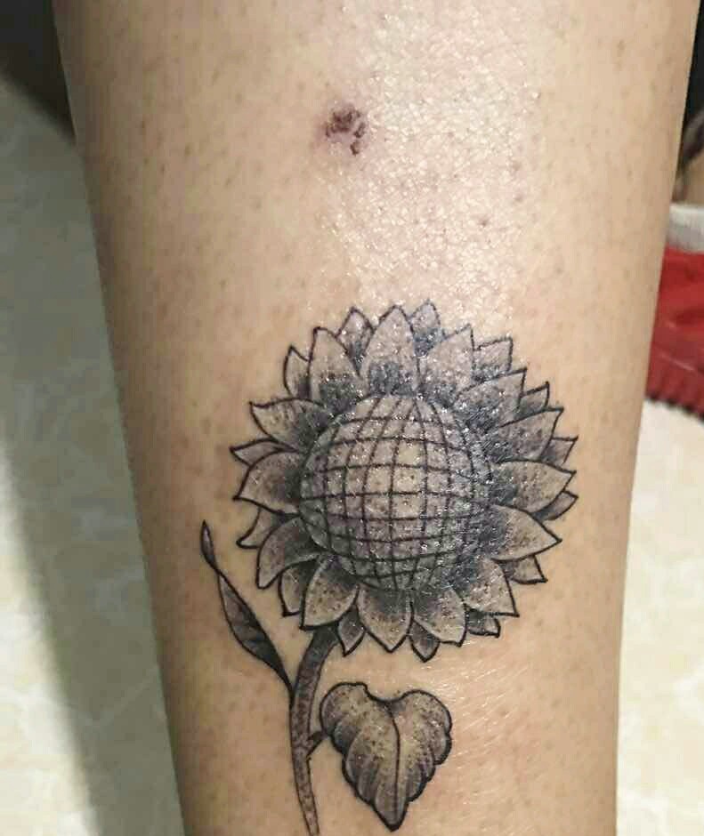 小腿处黑灰向日葵纹身图案