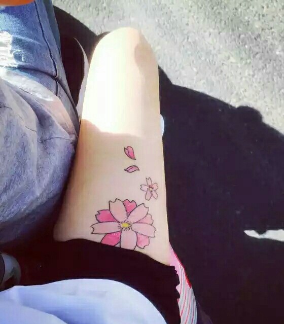 大腿处小清新樱花纹身图案很唯美