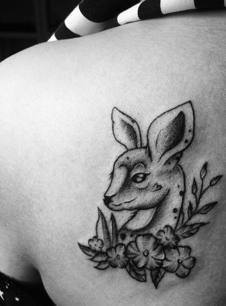 后背一只黑白小鹿纹身图案很可爱