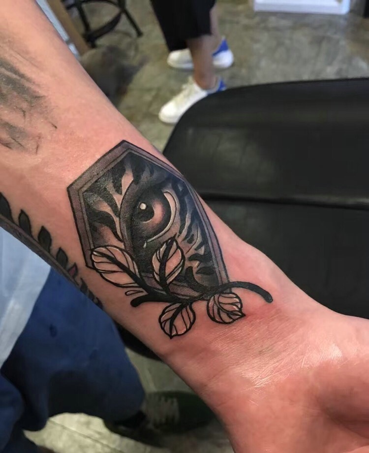手臂一款有魅力的3d眼球纹身图案