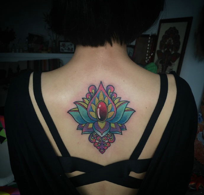 短发女生后背个性好看的图腾纹身图案