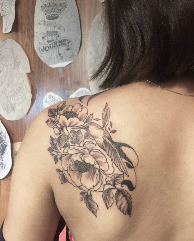 性感女孩肩膀小鸟叼花纹身图案