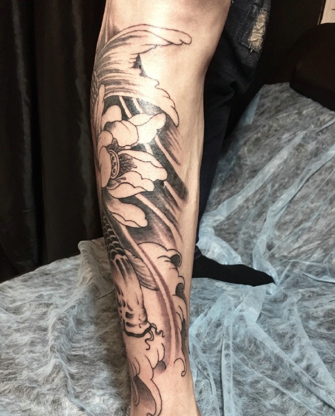 莲花与鲤鱼结合的腿部纹身图案