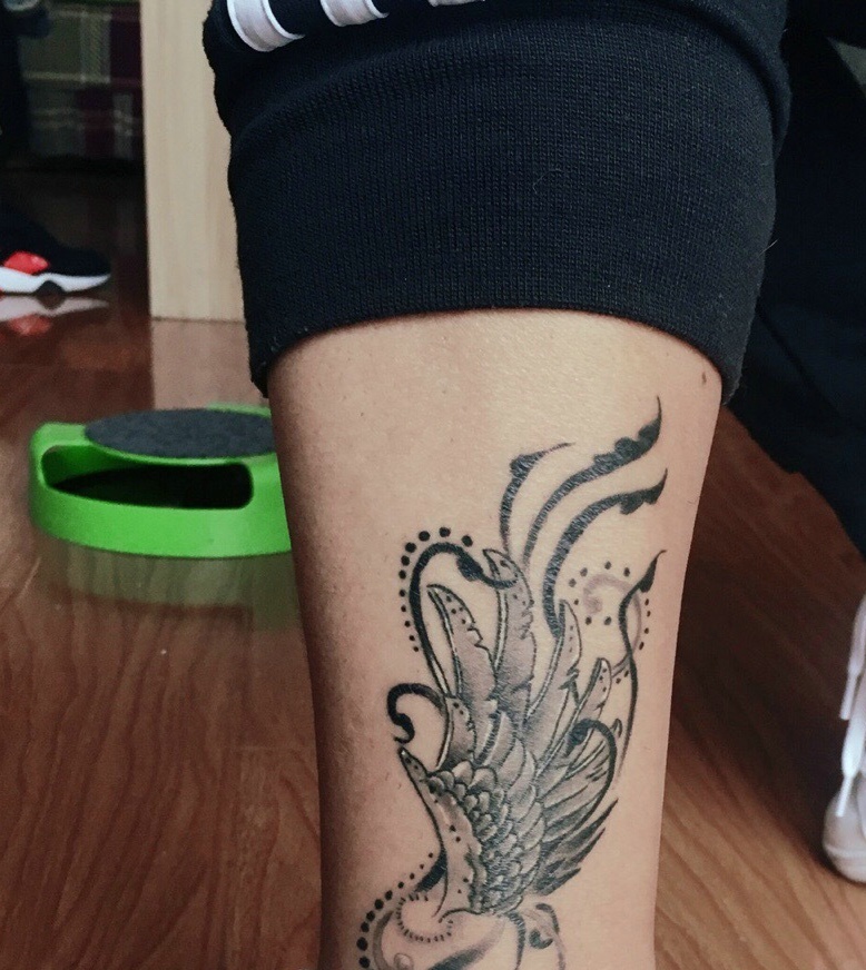 小腿处黑灰翅膀纹身图案有个性