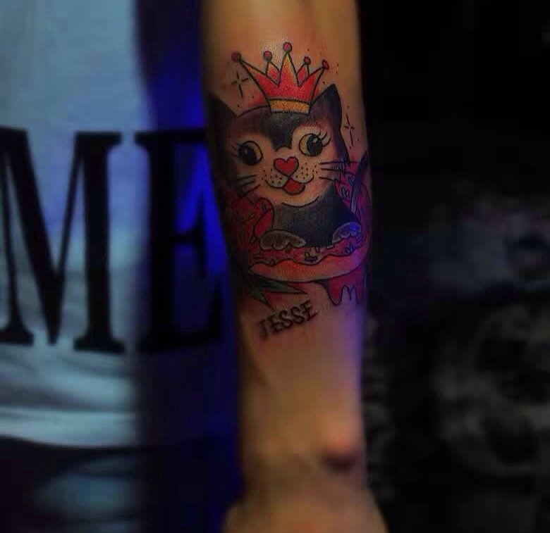 手臂一款可爱的彩色大嘴卡通纹身图案