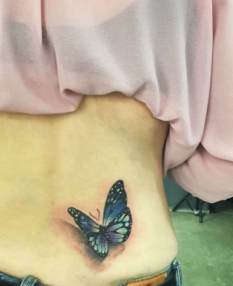腰部上的3d彩色蝴蝶纹身图案