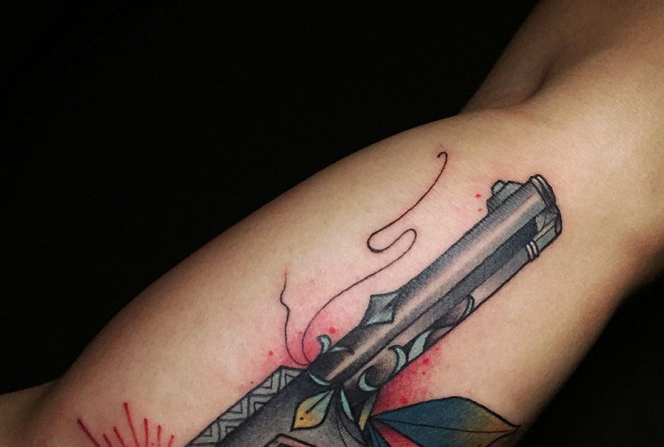 手臂一只彩色水枪纹身图案酷酷的