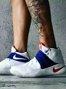 运动男士小腿处抢眼的纹身图案