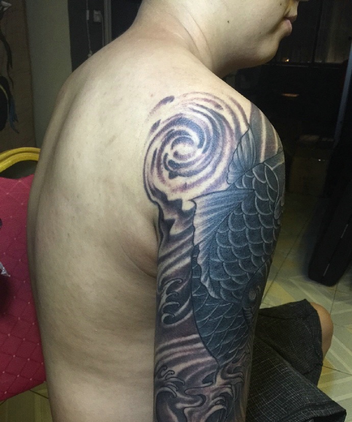 老传统大臂鲤鱼纹身图案