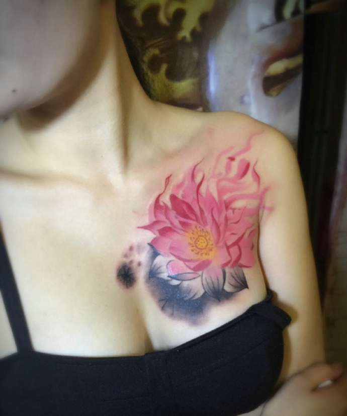 女生胸前彩色荷花纹身图案