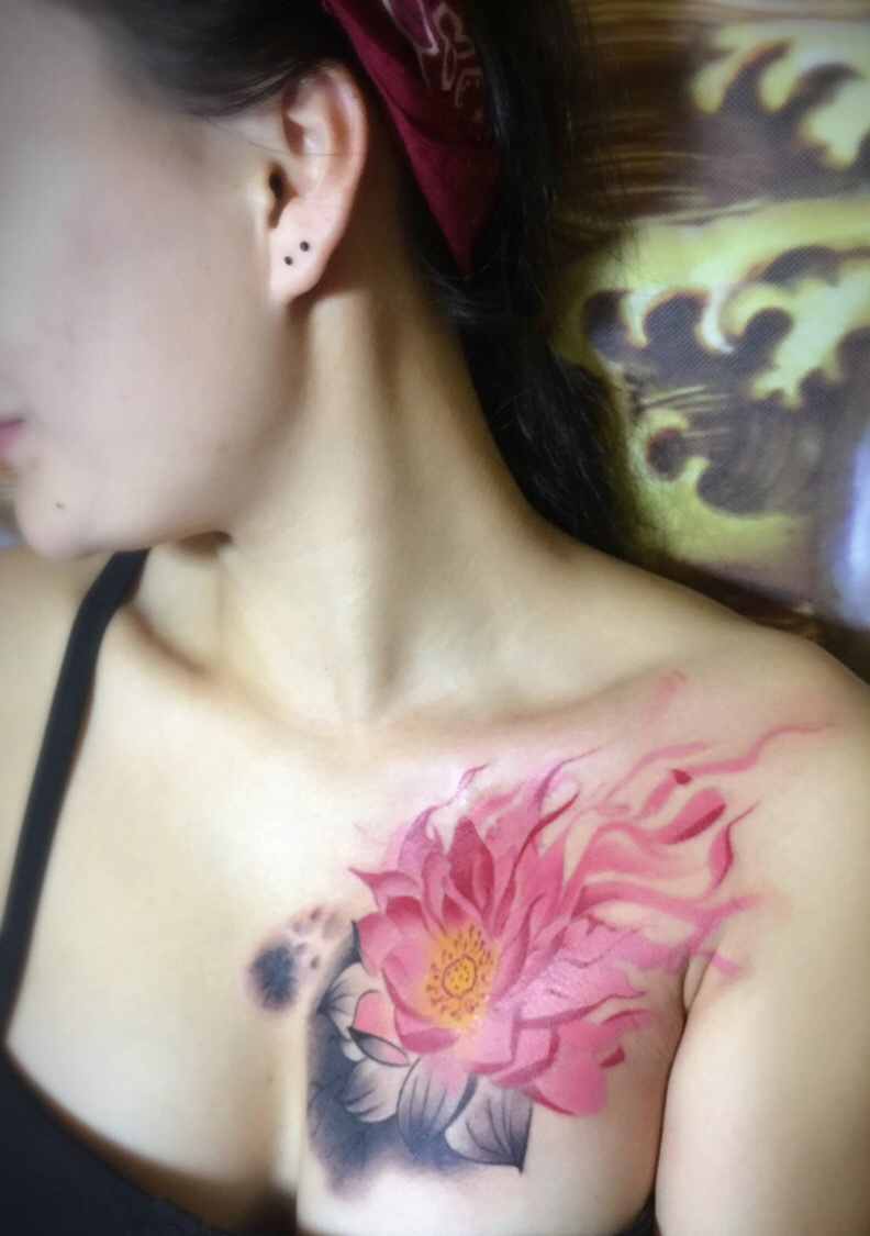 女生胸前彩色荷花纹身图案