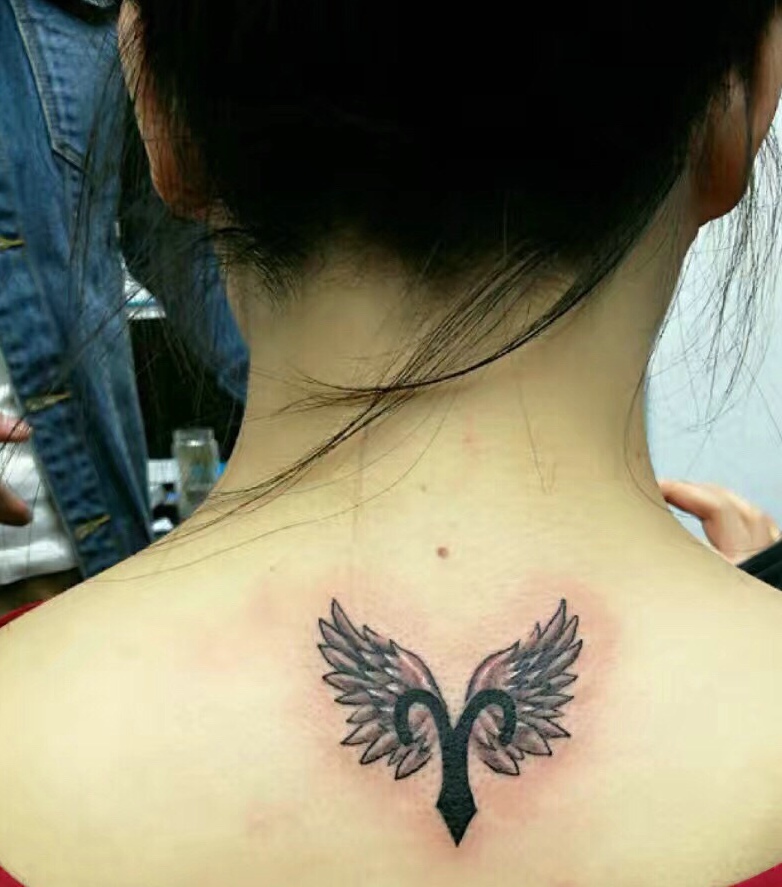 90后女生后背迷你翅膀纹身图案