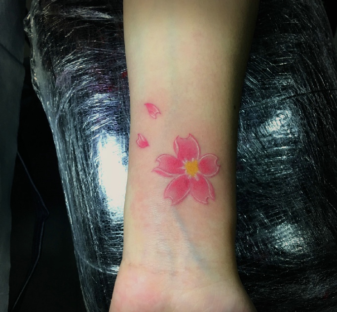 手臂唯美鲜红的花瓣纹身图案缩略频道推荐图