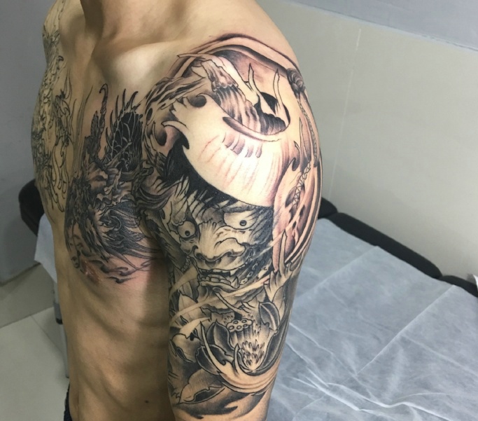 邪龙与般若混合的半甲纹身图案