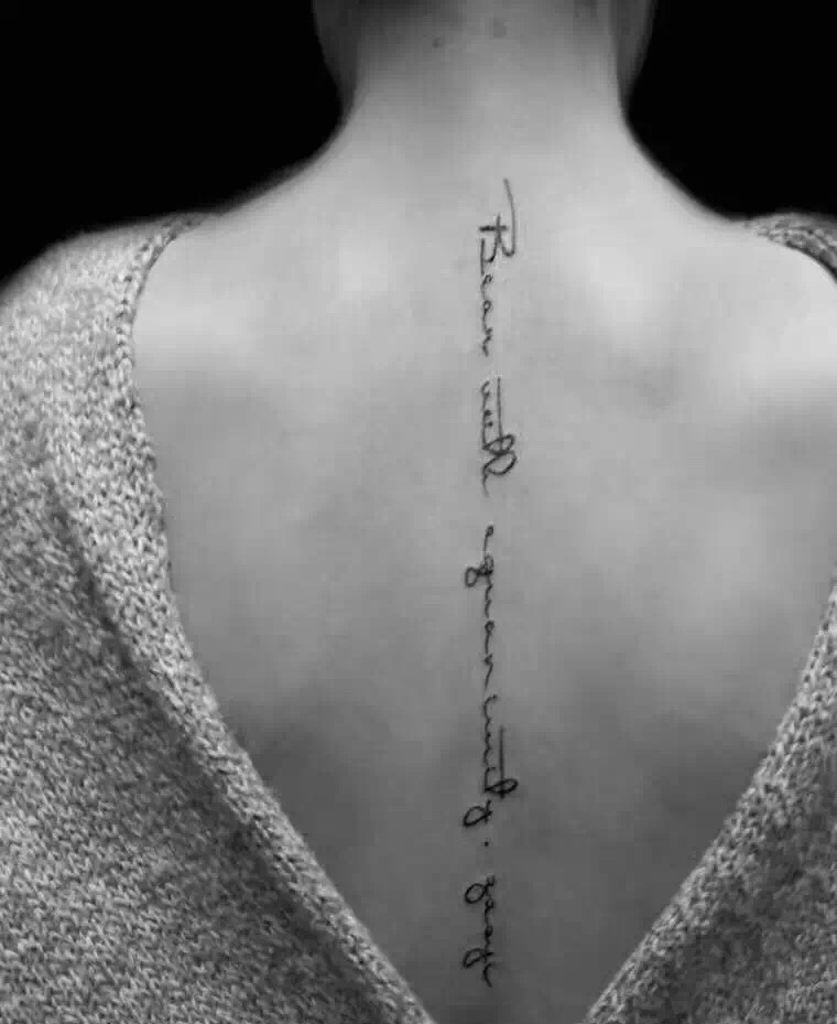 时尚女孩脊椎部小清新英文纹身图案