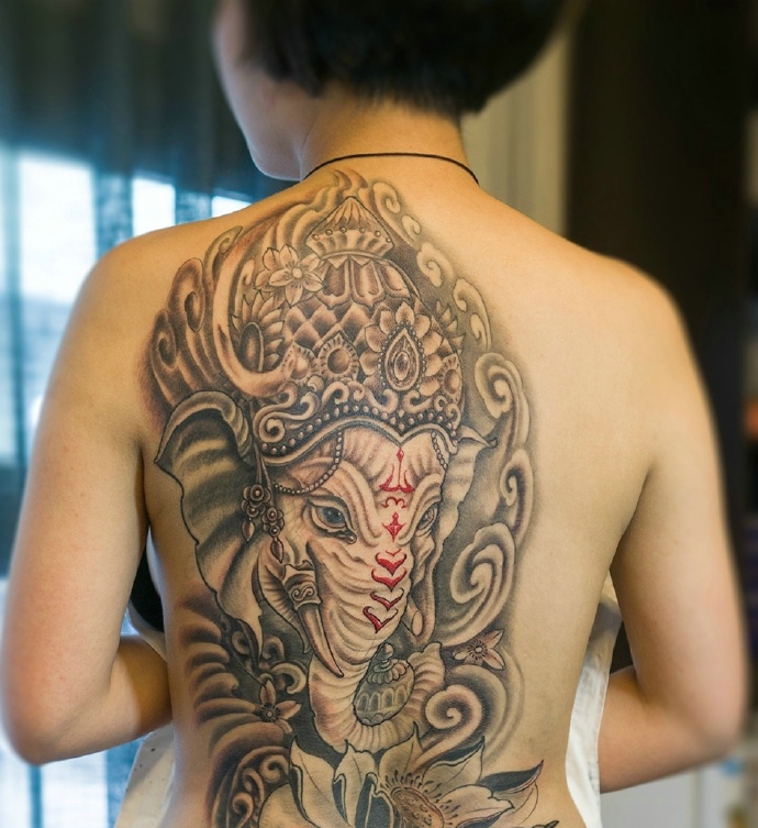 遮盖后背左侧的时尚象神纹身图案
