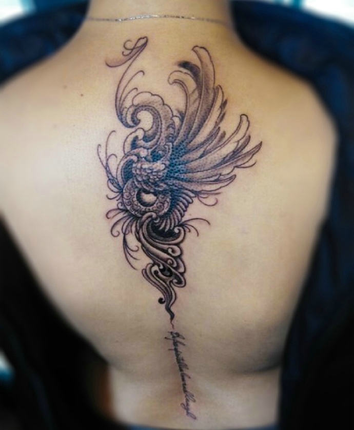 英文与个性图腾混合的脊椎部纹身图案