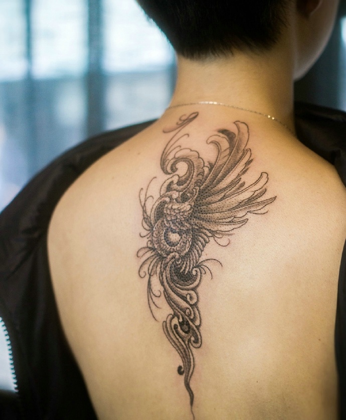 英文与个性图腾混合的脊椎部纹身图案