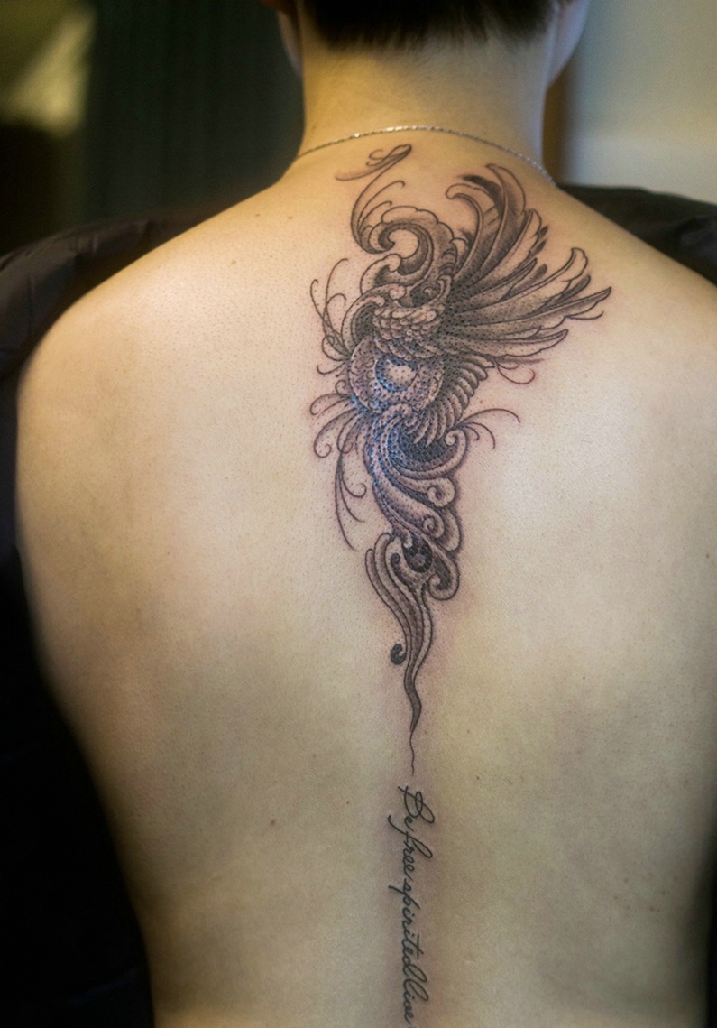 英文与个性图腾混合的脊椎部纹身图案