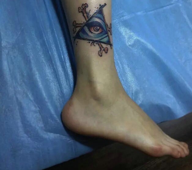 小腿外侧几何3d眼球纹身图案