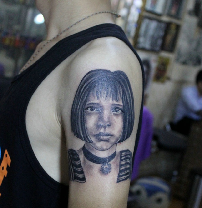 手臂有着短发女孩肖像纹身图案