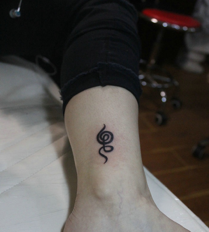 小腿处一款迷你小图腾纹身图案