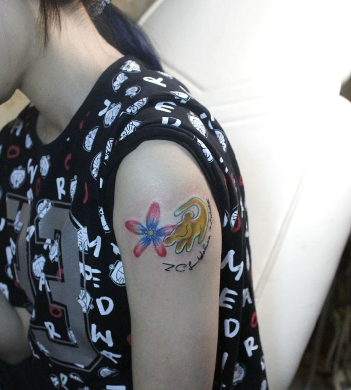 花衣女子手臂个性有趣的纹身图案