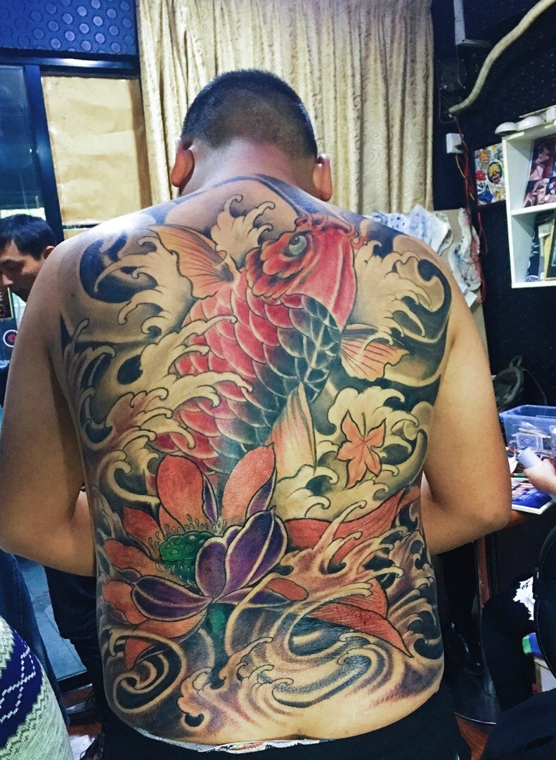 莲花与鲤鱼结合的满背纹身图案