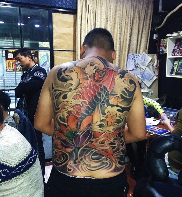 莲花与鲤鱼结合的满背纹身图案