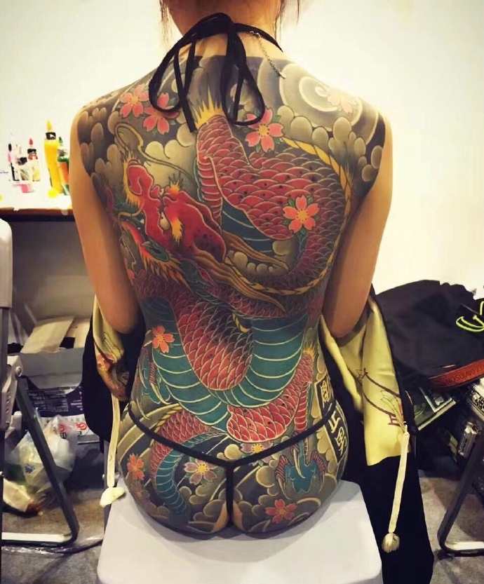 霸气女孩满背彩色大邪龙纹身图案