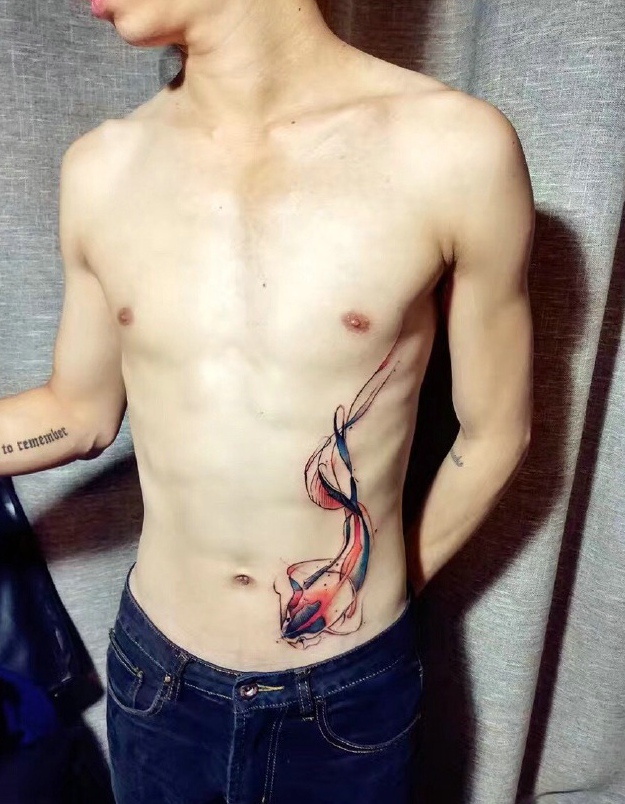 健身男与腰部纹身图案很配哦