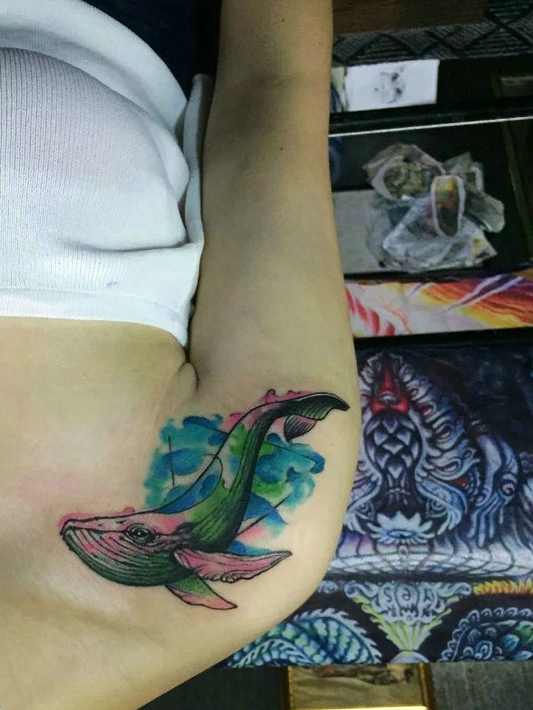 肩膀下方的水彩海豚纹身图案